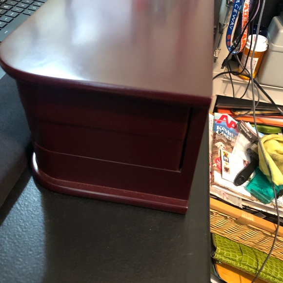 Nice n Compact. Smooth Mahogany finish. Simple design. JEWELRY BOX VINTAGE AVON - Picture 14 of 15